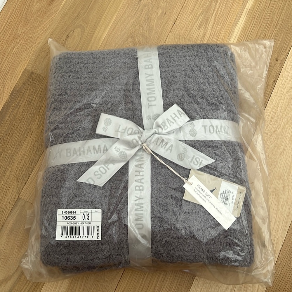 Tommy Bahama blanket.never used.